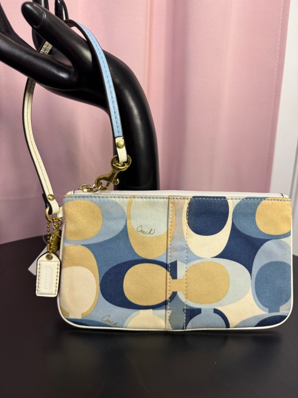 She Knows She’s Cute”
💙 Authentic Coach Wristlet – Y2K Energy